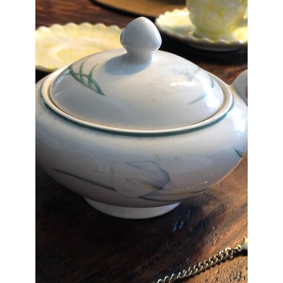 English Calla Lilly Porcelain Sugar Bowl - Picture 7 of 8
